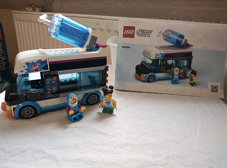 Конструктор LEGO City (Сити) 60384 Фургон для шейков «Пингвин» - купить ...
